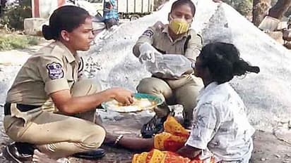 రోడ్డు పక్కన నగ్నంగా మహిళకు పోలీసుల సాయం...!