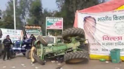 किसान परेड: चिल्ला बॉर्डर पर बड़ा हादसा, अचानक स्टंट करते हुए पलटा ट्रैक्टर, CCTV में कैद घटना