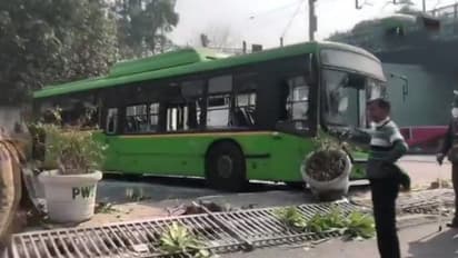 दिल्ली की सड़कों पर किसानों का उत्पात, फोड़ी डीटीसी बस, झड़प में पुलिसकर्मी-किसान घायल