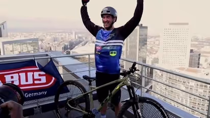 30 నిమిషాల్లో 33 ఫ్లోర్లు.. ఫ్రెంచ్ సైక్లిస్ట్ కొత్త రికార్డ్.. వీడియో వైరల్..