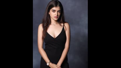 লাল পার সাদা শাড়ি, সাবেকি লুক থেকে হাল ফ্যাশন, মধুমিতার প্রতিটা লুকই যেন পার্ফেক্ট