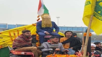 परेड की एक तस्वीर ऐसी भी: ट्रैक्‍टर लेकर निकला जब दूल्‍हा, देख लीजिए उसकी अनोखी 'दुल्हन और बारात'