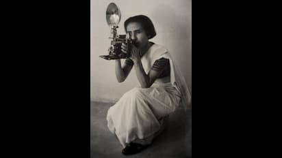 ഈ ചിത്രം പകർത്തിയത് ഒരു പെൺഫോട്ടോഗ്രാഫറാണ്, ഇന്ത്യയിലെ ആദ്യ വനിതാ ഫോട്ടോജേണലിസ്റ്റിനെ അറിയാം