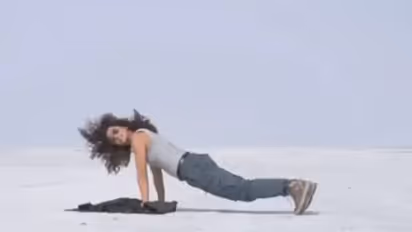 റാൻ ഓഫ് കച്ചിൽ പുഷ് അപ്പ് എടുക്കുന്ന തപ്സി, സഞ്ചാരികൾക്ക് ആവേശമാകട്ടെ എന്ന് താരം