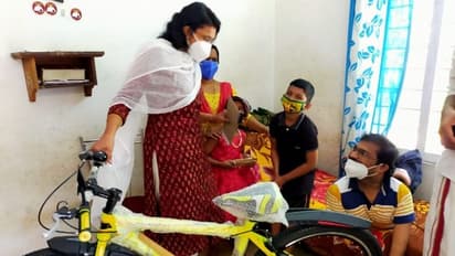 ആ വാര്ത്ത മുഖ്യമന്ത്രി കണ്ടു; സുനീഷിന്റെ വീട്ടില് പുത്തന് സൈക്കിളുമായി കളക്ടര് എത്തി