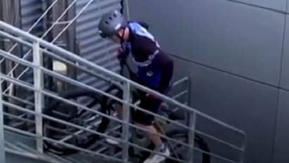 കാലുകള് നിലം തൊടാതെ 33 നിലകള്; അമ്പരപ്പിക്കുന്ന സൈക്കിള് അഭ്യാസവുമായി യുവാവ്; വീഡിയോ