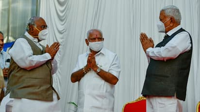 ರಾಜ್ಯಪಾಲರ ಟೀ ಪಾರ್ಟಿ...ಬಿಎಸ್‌ವೈ-ಖರ್ಗೆ ಮುಖಾಮುಖಿ