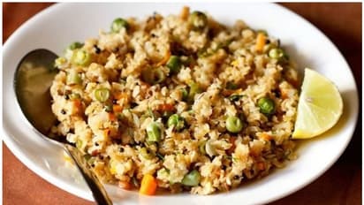 ബ്രേക്ക്ഫാസ്റ്റിന് ഓട്സ് ഉപ്പുമാവ് തയ്യാറാക്കിയാലോ...