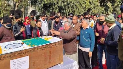 शहीद लेफ्टिनेंट को 5 साल के बेटे ने दी मुखाग्नि तो हर कोई रो पड़ा..मासूम ठीक से पापा कहना भी नहीं सीखा