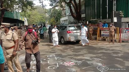 இன்னும் சற்று நேரத்தில் திறக்கப்படும் வேதா இல்லம்..! தற்போதைய நிலவரம் பற்றிய பரபரப்பான புகைப்படங்கள்..!