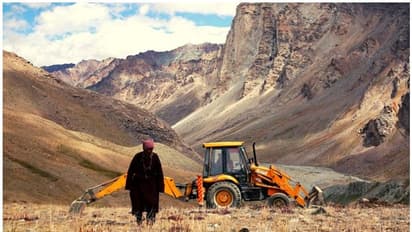 കൈയിലുള്ളതെല്ലാം വിറ്റ് സ്വന്തം ഗ്രാമത്തിനായി റോഡ് നിർമ്മിച്ചു, 79 -കാരനെ തേടിവന്നത് പത്മശ്രീ