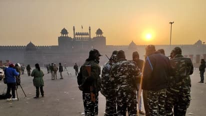 കര്ഷക സമരം; അര്ദ്ധരാത്രിയില് സമരവീഥി ഒഴിപ്പിക്കാന് ദില്ലി പൊലീസ്