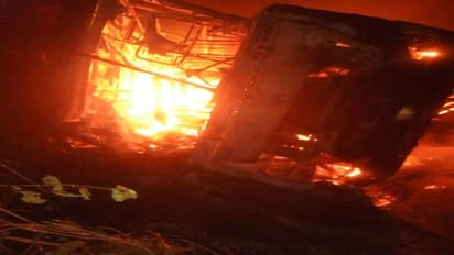 Oil Tanker: బ్రిడ్జిపై నుంచి నదిలో ప‌డ్డ‌ ఆయిల్‌ ట్యాంకర్‌.. భారీ పేలుడుతో నలుగురు మృతి