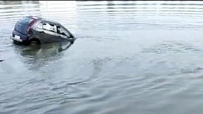 নৌকা থেকে গড়িয়ে ভাগীরথীতে পড়ল আস্ত গাড়ি, নদীতে নিখোঁজ প্রধান শিক্ষক