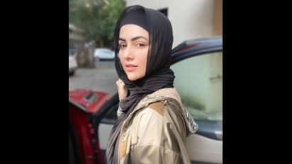 सना खान ने इस सेक्सी ऐड के जरिए बटोरी थी सुर्खियां, सपने में अपनी जलती कब्र देखकर ले लिया  था संन्यास !