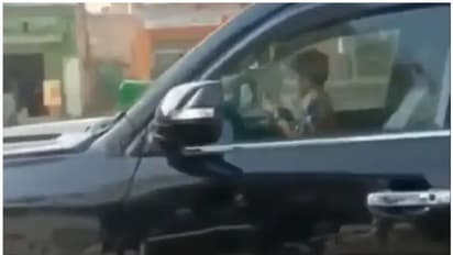 തിരക്കേറിയ റോഡിലൂടെ എസ് യു വിയുമായി പറക്കുന്ന ബാലനെ തേടി പൊലീസ്