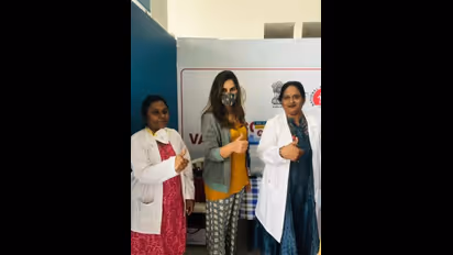 కరోనా వాక్సిన్ తీసుకున్న మెగా కోడలు ఉపాసన... ఆ భయాన్ని వీడండి అంటూ పిలువు!