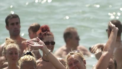 दुनिया के इन देशों में सरेआम कपड़े उतार घूम सकते हैं लोग, महिला तक को पलट कर नहीं देखता कोई