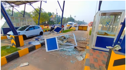 ഇന്നലെ ഉദ്ഘാടനം ചെയ്ത ആലപ്പുഴ ബൈപാസില്‍ അപകടം; തടിയുമായെത്തിയ ലോറി ഇടിച്ച് ടോൾബൂത്ത്  തകർന്നു