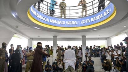 ഇന്തോനേഷ്യയിൽ സ്വവർഗാനുരാഗികള്ക്ക് പരസ്യമായി 77 ചൂരലടി ശിക്ഷ നല്കി, ക്രൂരമെന്ന് മനുഷ്യാവകാശപ്രവര്ത്തകര്