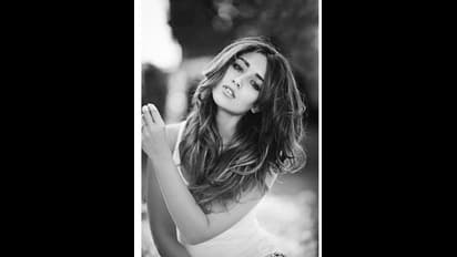 பார்த்தாலே பக்குனு ஆகுதே... டூ மச் கவர்ச்சியில் இளம் நெஞ்சங்களை பொங்க விட்ட இலியானா!