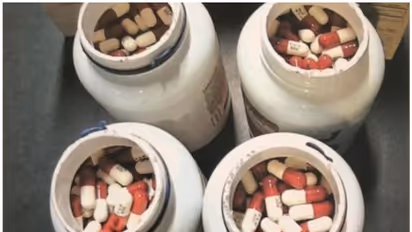 വിമാനത്താവളത്തിലൂടെ കടത്താന് ശ്രമിച്ച നിരോധിത ഗുളികകള് പിടികൂടി