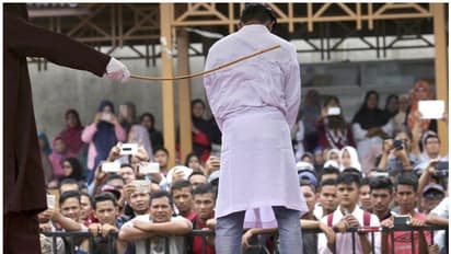 സ്വവര്ഗ ലൈംഗിക ബന്ധം; രണ്ട് പുരുഷന്മാര്ക്ക് ചാട്ടവാറടി ശിക്ഷയുമായി ഇന്തോനേഷ്യ