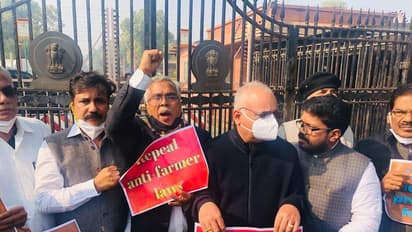 രാഷ്ട്രപതിയുടെ നയപ്രഖ്യാപനം ബഹിഷ്കരിച്ച് പാര്‍ലമെന്‍റിലേക്ക് പ്രതിപക്ഷ എംപിമാരുടെ മാര്‍ച്ച്