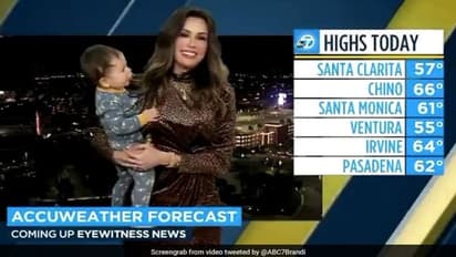 న్యూస్ యాంకర్ కి కొడుకు తిప్పలు.. క్యూట్ వీడియో వైరల్