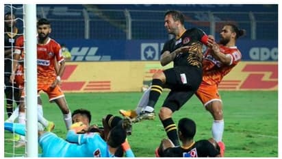 পেনাল্টি নষ্ট পিলকিংটনের, শেষে ড্যানি ফক্সের গোলে মানরক্ষা এসসি ইস্টবেঙ্গলের