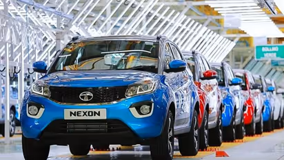 Tata Motors to increase prices : വണ്ടി വില കൂട്ടുമെന്ന് പ്രഖ്യാപിച്ചു, പിന്നാലെ ടാറ്റയുടെ ഓഹരിവിലയും കുതിച്ചു