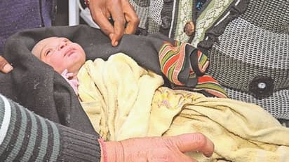 भारत में सेलिब्रिटी बना पाकिस्तानी मजदूर का बच्चा, जिसे देखने उमड़ा पूरा शहर..नाम रखा 'गंगा सिंह'