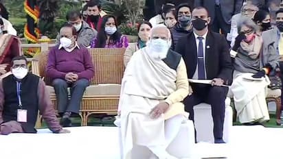महात्मा गांधी की पुण्यतिथि पर पीएम मोदी ने दी श्रद्धांजलि, 30 सेकंड का किया मौन धारण