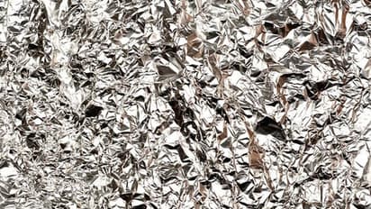 পায়ে অ্যালুমিনিয়াম ফয়েল মোড়ানোর বিস্ময়কর উপকারিতা, জানলে অবাক হবেন