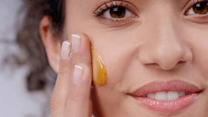 ചര്മ്മം തിളങ്ങാന് പരീക്ഷിക്കാം ഈ 'തേൻ' വഴികള്...