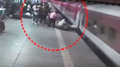 Maharashtra RPF personnel saved a man from slipping into platform gap while boarding a moving train