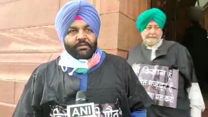 बजट 2021 का विरोध जताने काले कपड़े पहन पहुंचा विपक्ष, किसानों के पक्ष में उठाई आवाज