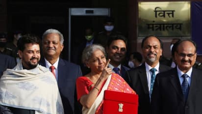 పార్లమెంటులో బడ్జెట్ 2021-22ను ప్రవేశపెట్టిన ఆర్ధిక మంత్రి నిర్మలా సీతారామన్..