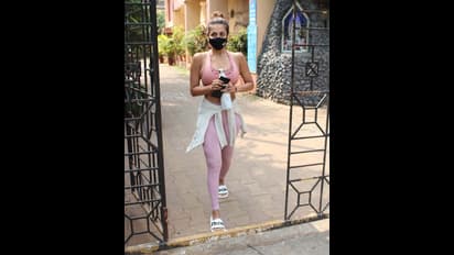 জিমের পোশাকের চারপাশ থেকে বেরিয়ে আসছে স্তনের একাংশ, ফের কুমন্তব্যের শিকার মালাইকা