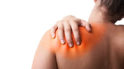 Shoulder Pain :  എന്താണ് 'ഫ്രോസണ്‍ ഷോള്‍ഡര്‍'?; ഓഫീസ് ജോലി ചെയ്യുന്നവര്‍ നിര്‍ബന്ധമായും അറിഞ്ഞിരിക്കേണ്ടത്...