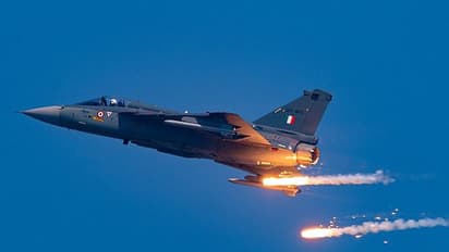 তুলনায় অনেক এগিয়ে দেশীয় তেজস, বিদেশী নয় স্বদেশী যুদ্ধ বিমানে আস্থা রাজনাথের