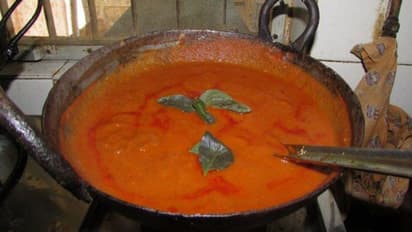 क्या आप भी लोहे की कड़ाही में बनाती हैं सब्जी? भूलसे भी ना करें ये गलती वरना उठानी पड़ेगी परेशानी