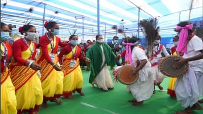 ফালাকাটায় অন্য এক মুখ্যমন্ত্রী, গণবিবাহের অনুষ্ঠানে পা মেলালেন আদিবাসী নাচে