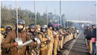 പൊലീസുകാര്ക്ക് പ്രതിരോധത്തിനായി വാളിന് സമാനമായ ആയുധം; വിശദീകരണം തേടി ദില്ലി പൊലീസ്