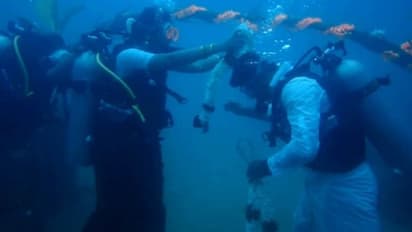 अब तक नहीं देखी होगी ऐसी शादी: दूल्हा-दुल्हन ने समुद्र के अंदर जाकर पहनाई वरमाला और लिए 7 फेरे..