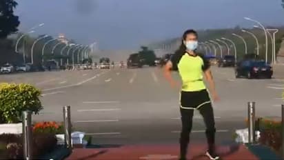 দেখে নিন মায়ানমারের ভিইরাল ভিডিও, সেনা কনভয়ের সামনেই নিজের চর্চা চালাচ্ছেন মহিলা