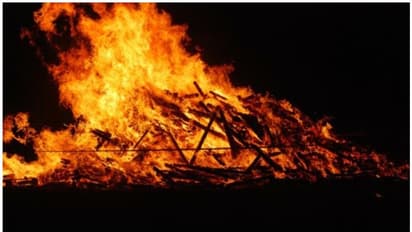 ലഹരിക്ക് അടിമയായ ചെറുമകൻ ഭാര്യയെ കൊന്ന് ആത്മഹത്യ ചെയ്തു, ചിതയിൽ ചാടി ജീവനൊടുക്കി മുത്തച്ഛൻ