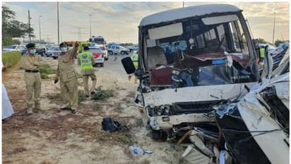 ఆర్మూర్ శివారులో ఘోర రోడ్డు ప్రమాదం... పదిమందికి గాయాలు