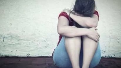 తల్లిదండ్రులతో నిద్రిస్తున్న ఆరేళ్ల బాలికను ఎత్తుకెళ్లి అత్యాచారం