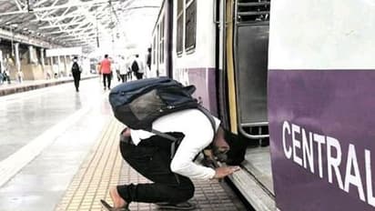 11 महीने बाद जब लोकल चली, तो माथा टेक भावुक हुआ शख्स, तस्वीर सोशल मीडिया पर वायरल